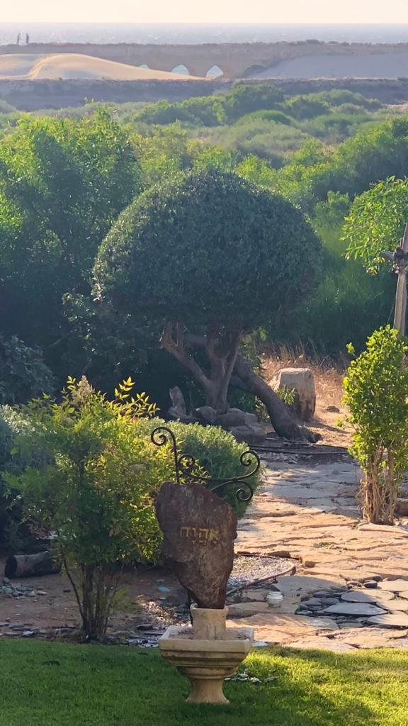 אהוה - מול אמת המים הרומית בקיסריה